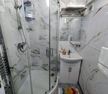 Aylesbury Apartment | Modern Spacious Flat Near Aylesbury Station -Brand new