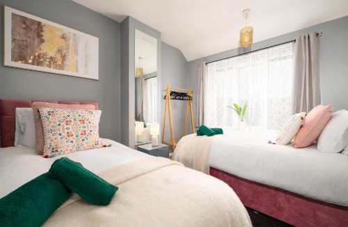 Warmsworth House | Modern Spacious Home - Parking - Sleeps 6 - minutes from the A1 & the Races