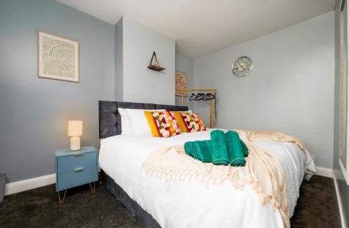 Warmsworth House | Modern Spacious Home - Parking - Sleeps 6 - minutes from the A1 & the Races