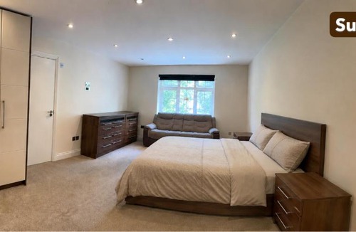 Edgware House | Modern Spacious Work and Stay Suite Edgware, London