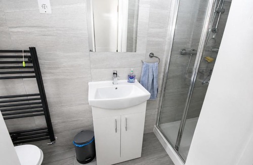 Edgware House | Modern Spacious Work and Stay Suite Edgware, London