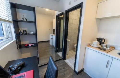 Selly Oak Apartment | Modern Studio 10 mins on train to City!