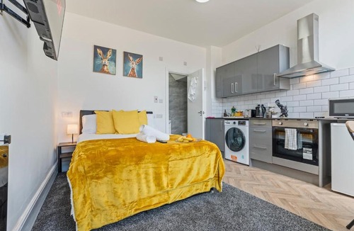 Ilkeston Apartment | Modern Studio Apartment A with Self Check-In & Fast WiFi in Ilkeston