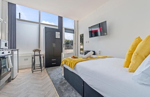 Ilkeston Apartment | Modern Studio Apartment A with Self Check-In & Fast WiFi in Ilkeston