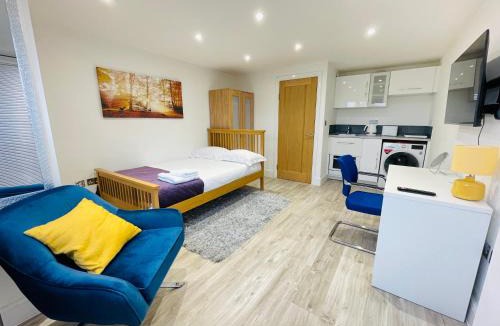 Kenilworth Apartment | MODERN STUDIO APARTMENT, PRIVATE- DRIVEWAY PARKiNG
