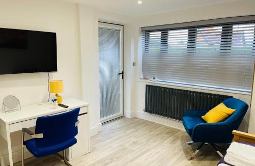 Kenilworth Apartment | MODERN STUDIO APARTMENT, PRIVATE- DRIVEWAY PARKiNG