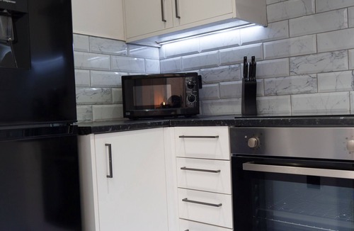 Harehills Apartment | Modern Studio Apartment near Leeds City Centre - sleep 3 people