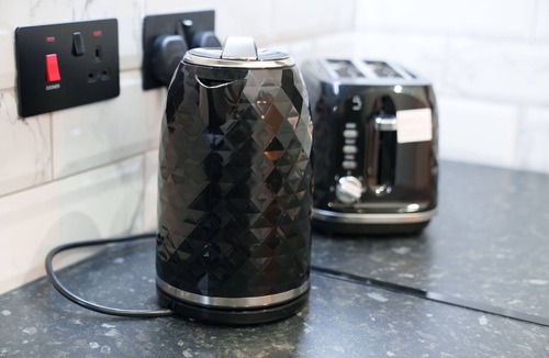 Harehills Apartment | Modern Studio Apartment near Leeds City Centre - sleep 3 people