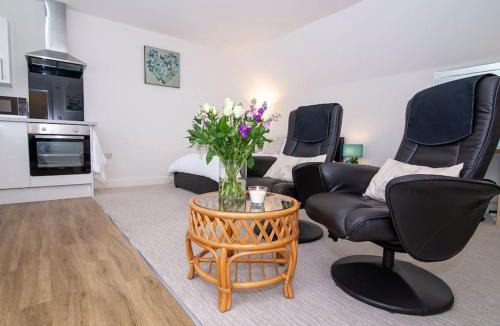 Coleford Apartment | Modern Studio Apartment in Pershore with Free Parking