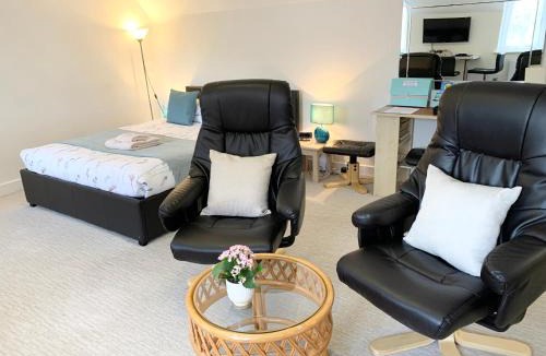 Coleford Apartment | Modern Studio Apartment in Pershore with Free Parking