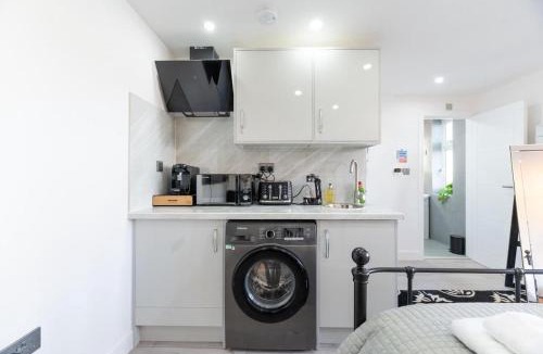 Epsom House | Modern Studio Close to London EV Charger
