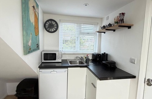 Manor Apartment | modern studio flat with free parking near tube