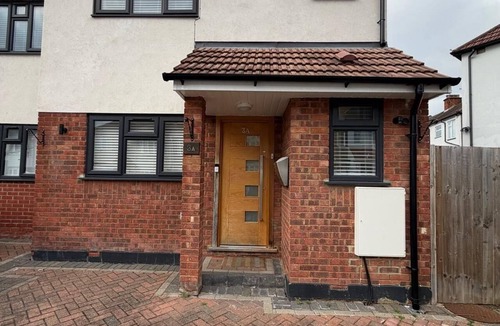 Manor Apartment | modern studio flat with free parking near tube