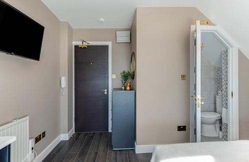 Seven Sisters Apartment | Modern Studio in Excellent Location 8