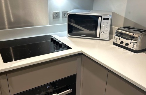 Bracknell Apartment | Modern Studio Near Bracknell Station | Free Parking