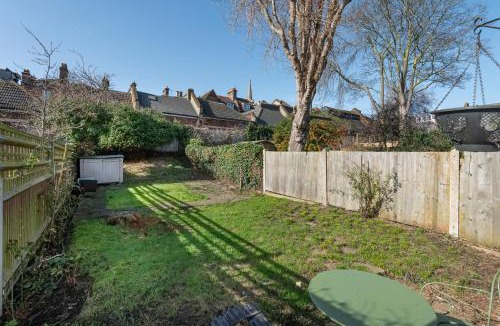 St. Leonard's Apartment | Modern Studio With Parking And Private Garden