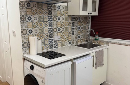 Bow Apartment | Modern Studio with private Bathroom & Kitchenette in 3 bed apartment
