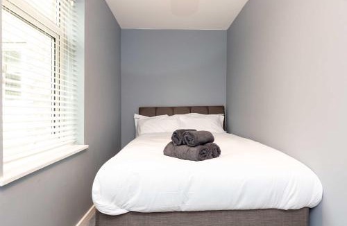 Peterborough House | Modern & Stylish 3 Bedroom Home in Peterborough