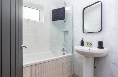 Peterborough House | Modern & Stylish 3 Bedroom Home in Peterborough