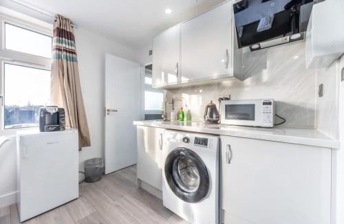 Epsom House | Modern Surrey Studio - Easy Access to London
