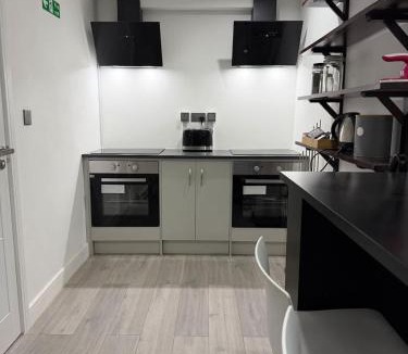 Epsom House | Modern Surrey Studio - Easy Access to London