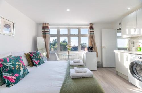 Epsom House | Modern Surrey Studio - Easy Access to London