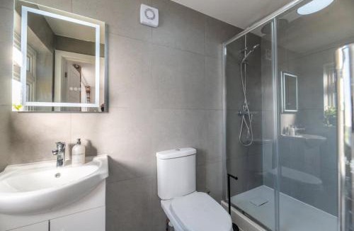 Epsom House | Modern Surrey Studio - Easy Access to London