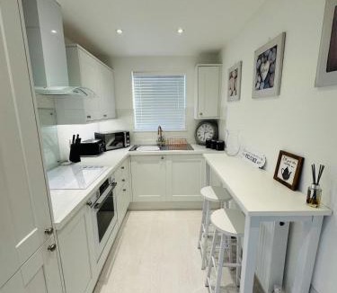 Ogmore-by-Sea Apartment | Modern, Tiny Home, Beach Retreat