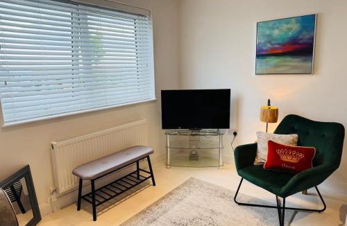 Ogmore-by-Sea Apartment | Modern, Tiny Home, Beach Retreat