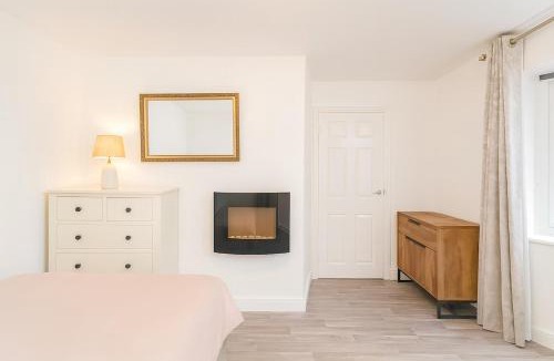 Pocklington Apartment | Modern Tiny Home - Ideal for Work Stays & Parking