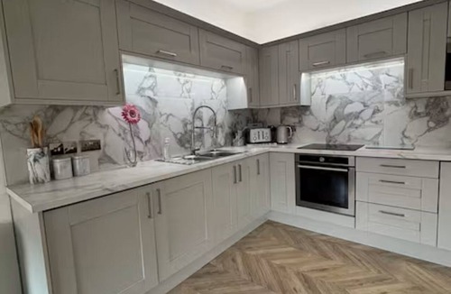 Crosby Apartment | Modern Top-Floor Flat — Crosby, Near Beach & Liverpool