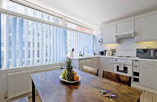 Fitzrovia House | Modern West End Hideaway with Balcony — Steps from Tottenham Court Road Station
