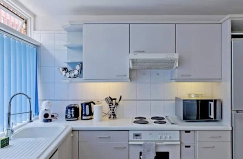 Fitzrovia House | Modern West End Hideaway with Balcony — Steps from Tottenham Court Road Station