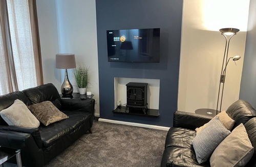 Runcorn House | Modernised 4bed stay-away-home in Runcorn sleeps 7
