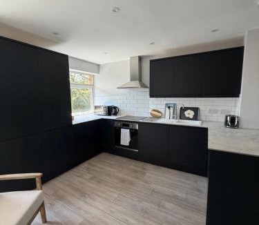 Crowmarsh Gifford Apartment | Modernised townhouse near Howbery Park