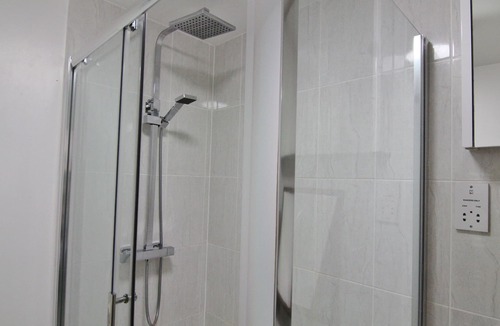 South Norwood Apartment | Near Croydon, Central London 20 minutes. New studio flat in period house.