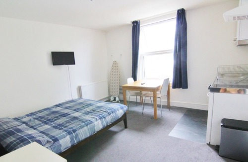 South Norwood Apartment | Near Croydon, Central London 20 minutes. New studio flat in period house.