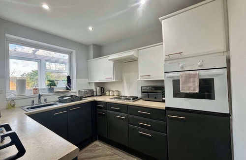 Olton House | NEC Solihull Home | Parking, Garden, JLR & Airport