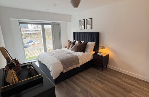 Eccles Apartment | New 2 bed 2 bath apartment great transport links