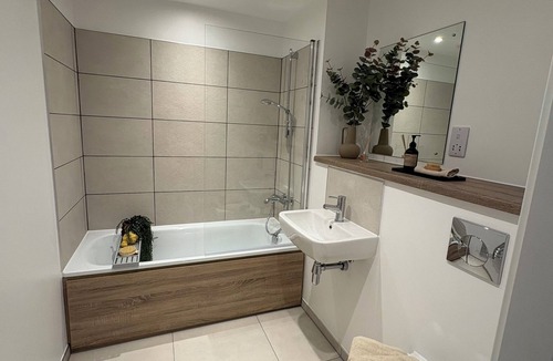 Eccles Apartment | New 2 bed 2 bath apartment great transport links