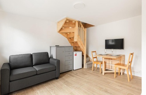Wimbledon Park Apartment | New! Charming Split-Level Studio in Wimbledon