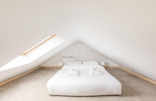 Wimbledon Park Apartment | New! Charming Split-Level Studio in Wimbledon