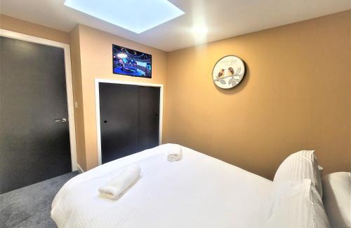 Gloucester Hotel | New County Hotel & Serviced Apartments by RoomsBooked