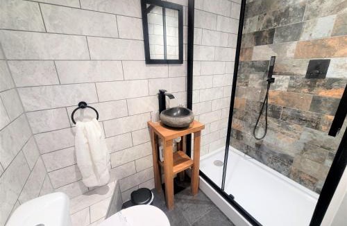 Gloucester Hotel | New County Hotel & Serviced Apartments by RoomsBooked