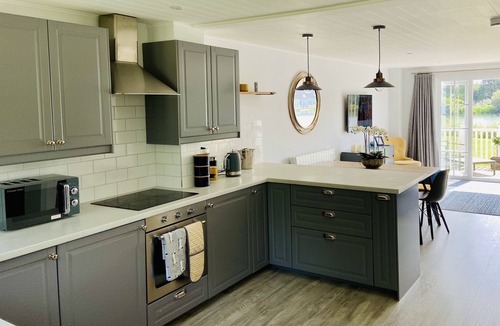 South Cerney Cottage | New Hampton style house on Cotswold lake -sleeps 6