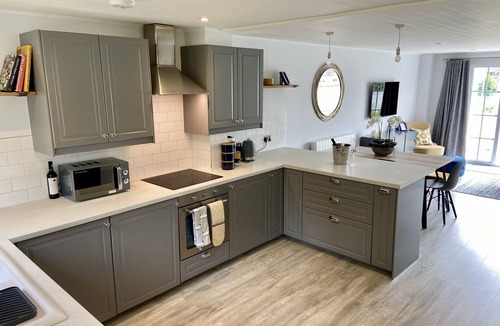 South Cerney Cottage | New Hampton style house on Cotswold lake -sleeps 6