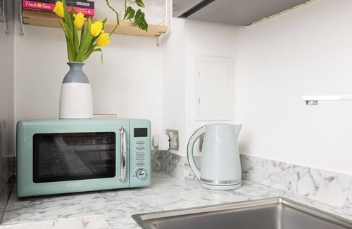 Limehouse Apartment | New! Inviting 1BR by Canary Wharf w/Balcony & Gym