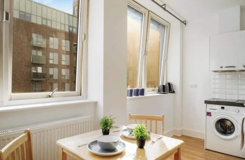 Borehamwood Apartment | NEW Private Studio with parking