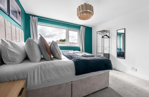 Claverley House | NEW! Spacious 3BR With Private Parking