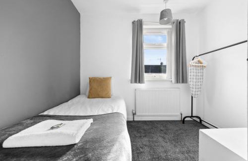 Weston on Trent House | NEW! Spacious 3BR With Private Parking